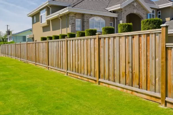 mrh-fence-installation-repair-fence-line-behind-homes-with-green-grass